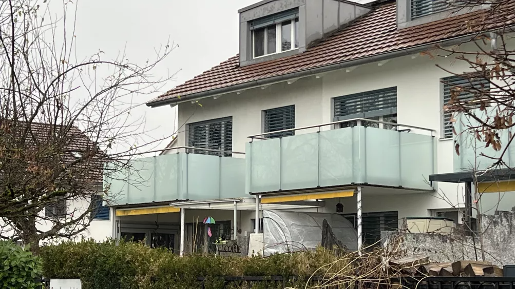 Terrassengeländer und Sitzplatzüberdachung aus Glas
