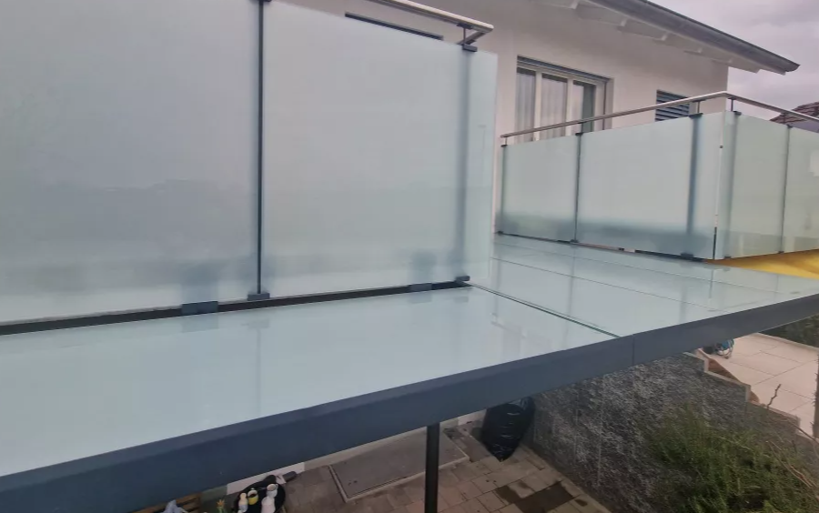 Terrassengeländer und Sitzplatzüberdachung aus Glas