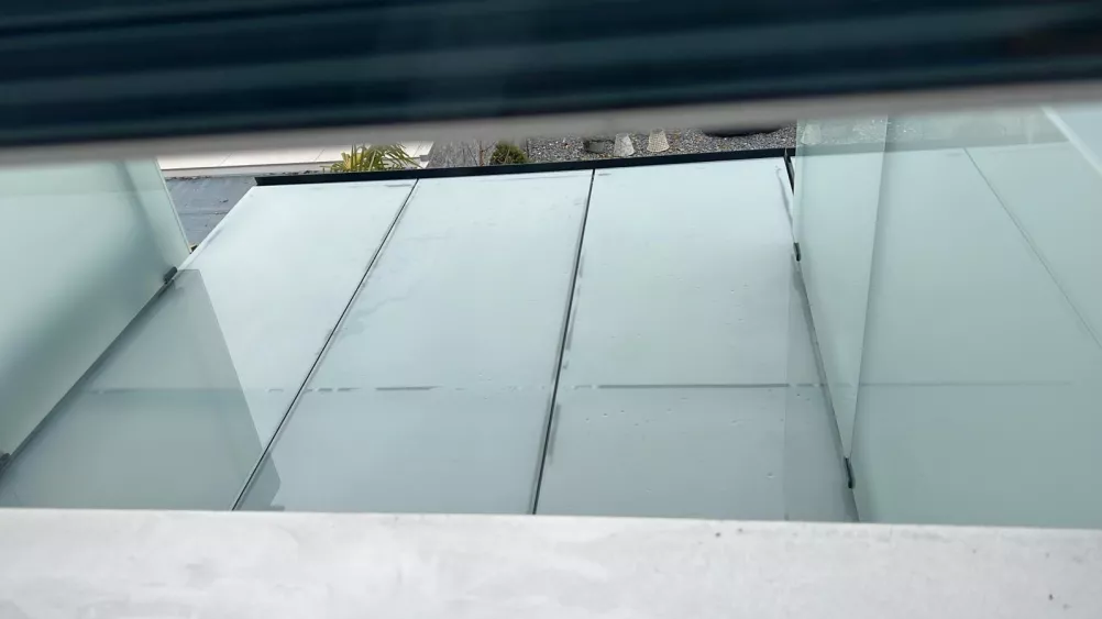 Terrassengeländer und Sitzplatzüberdachung aus Glas